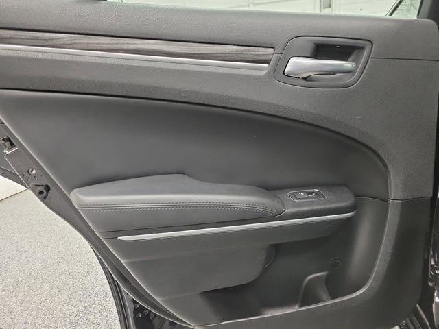 Used 2022 Chrysler 300 Touring image 8