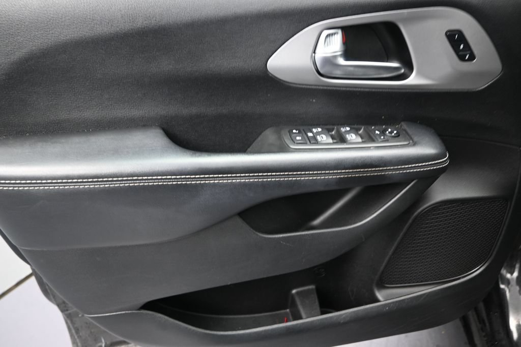 Used 2019 Chrysler Pacifica Limited w/ Advanced Safetytec Group FWD image 12