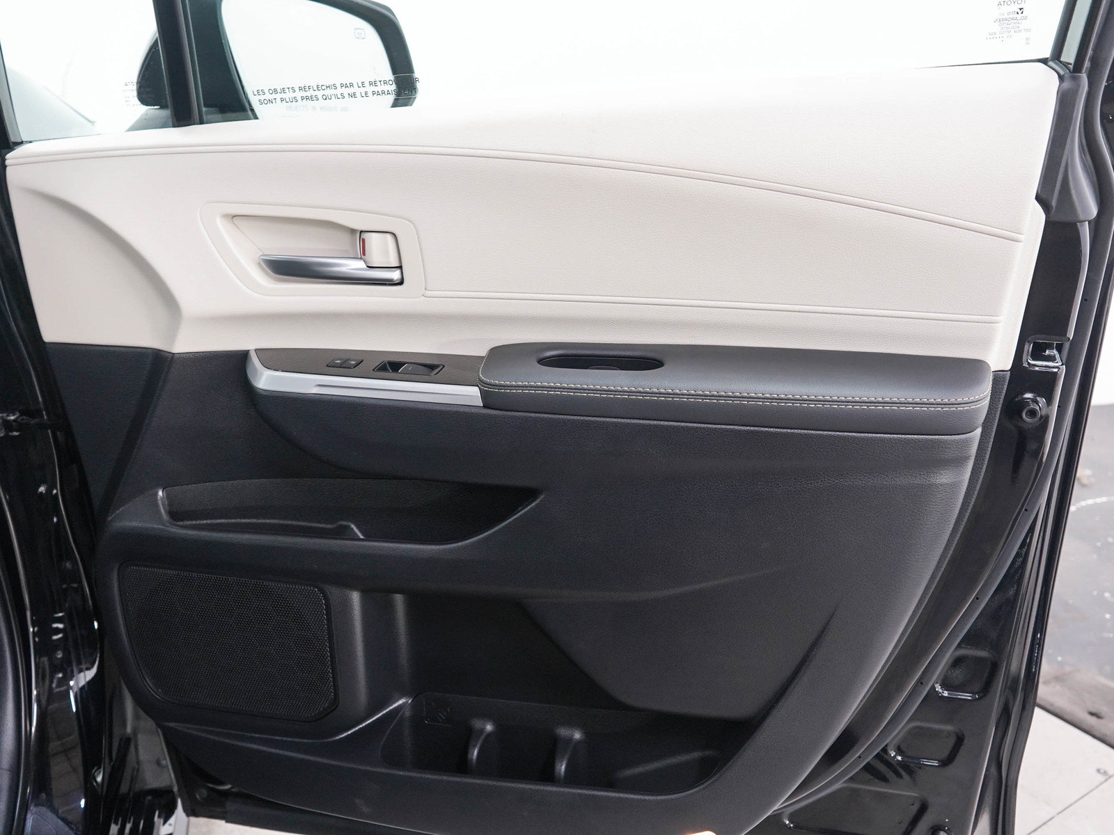 Used 2025 Toyota Sienna AWD image 12