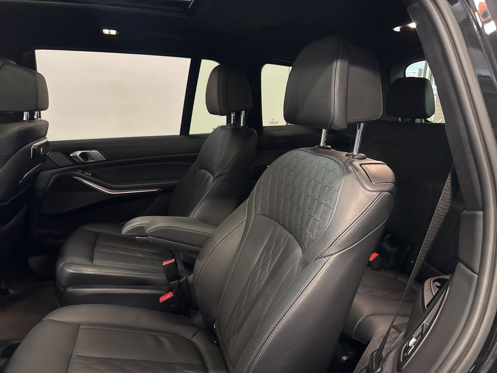 Used 2023 BMW X7 M60i w/ Executive Package image 25