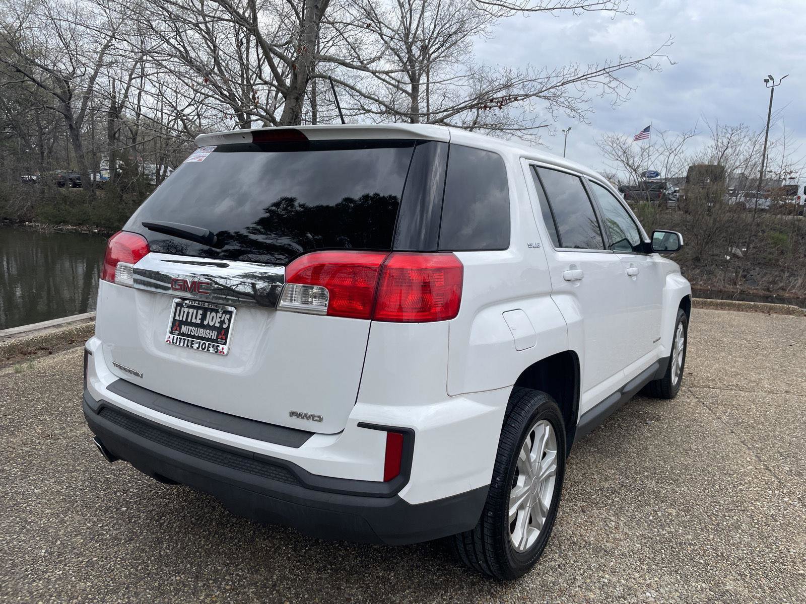 Used 2017 GMC Terrain SLE image 4