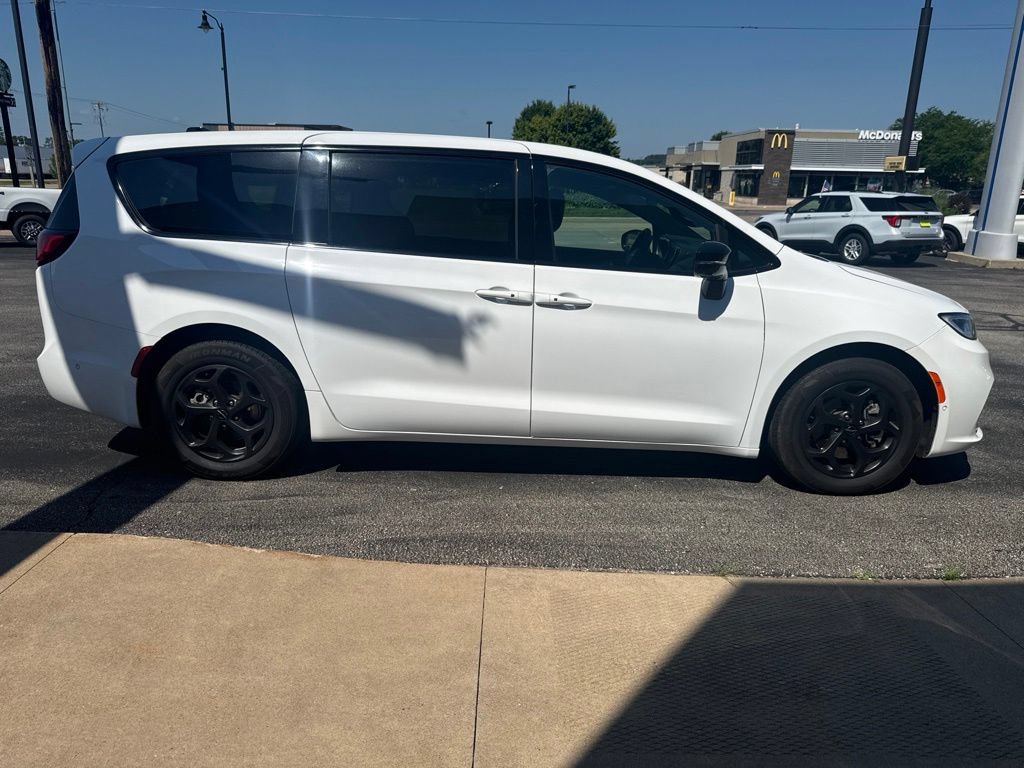 Used 2024 Chrysler Pacifica Limited FWD image 7