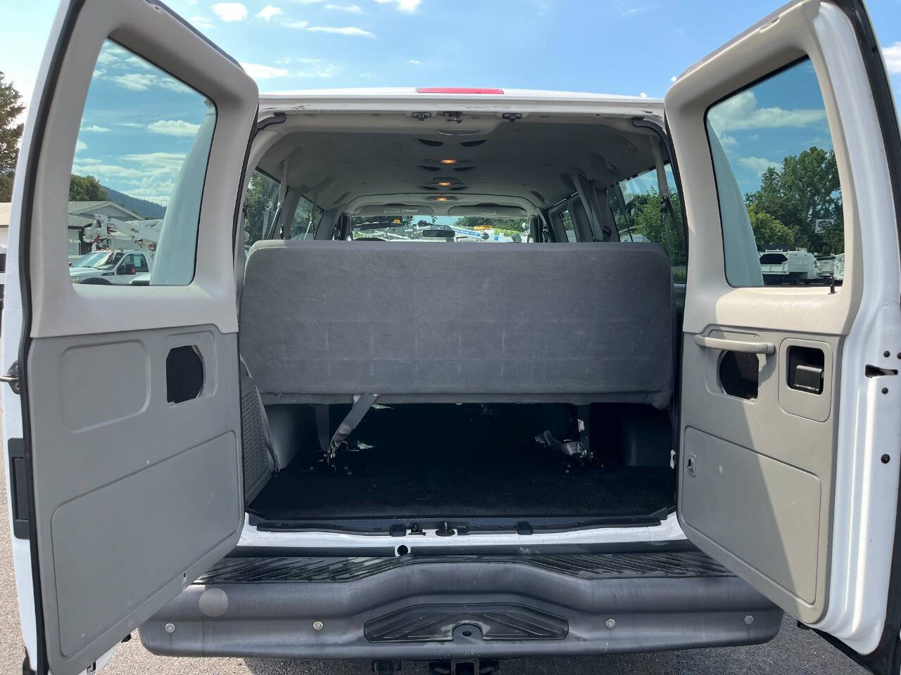 Used 2006 Ford E-350 and Econoline 350 XLT RWD image 15