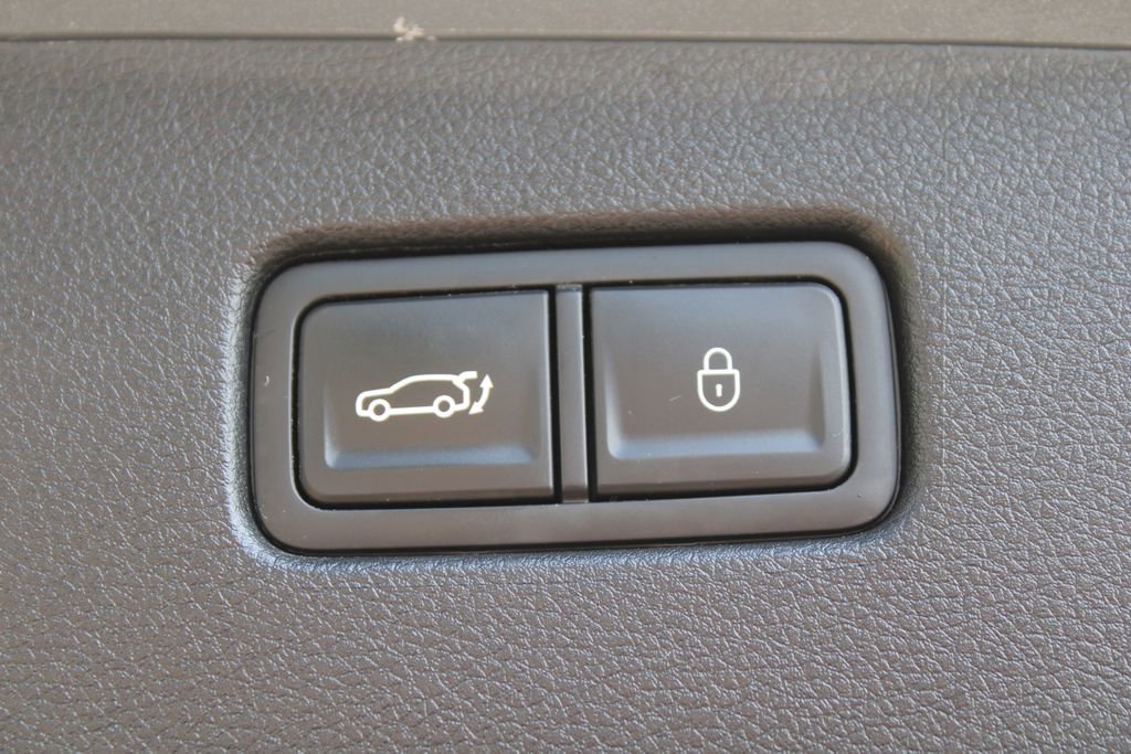 Used 2023 Genesis GV70 2.5T w/ Sport Prestige Package image 11