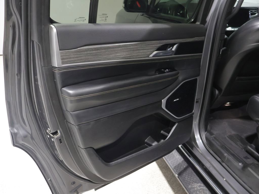 Used 2022 Jeep Wagoneer Series III AWD/4WD image 18