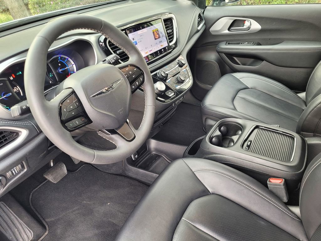 Used 2024 Chrysler Pacifica Select image 19
