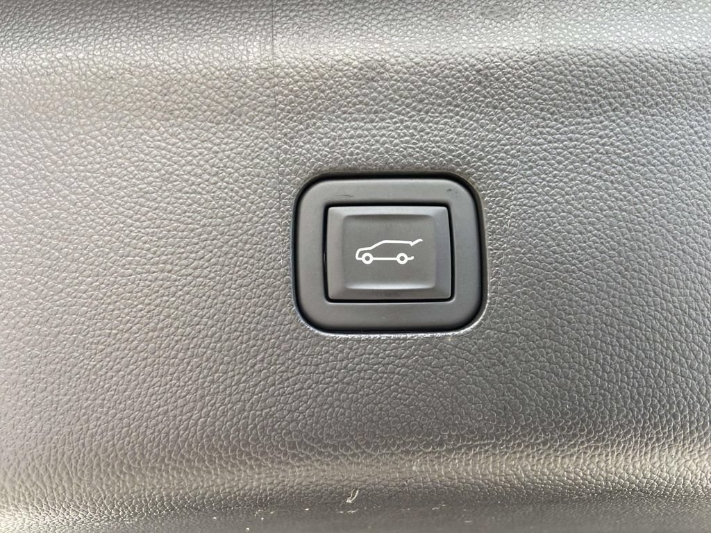Used 2023 Buick Enclave Avenir w/ Avenir Technology Package FWD image 5