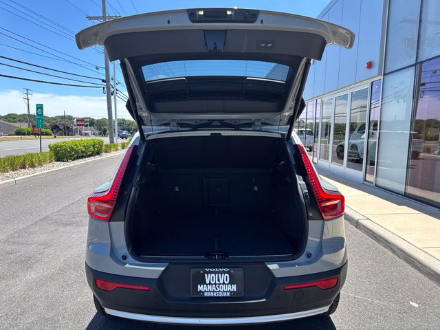 Certified 2025 Volvo XC40 B5 Plus AWD/4WD image 9