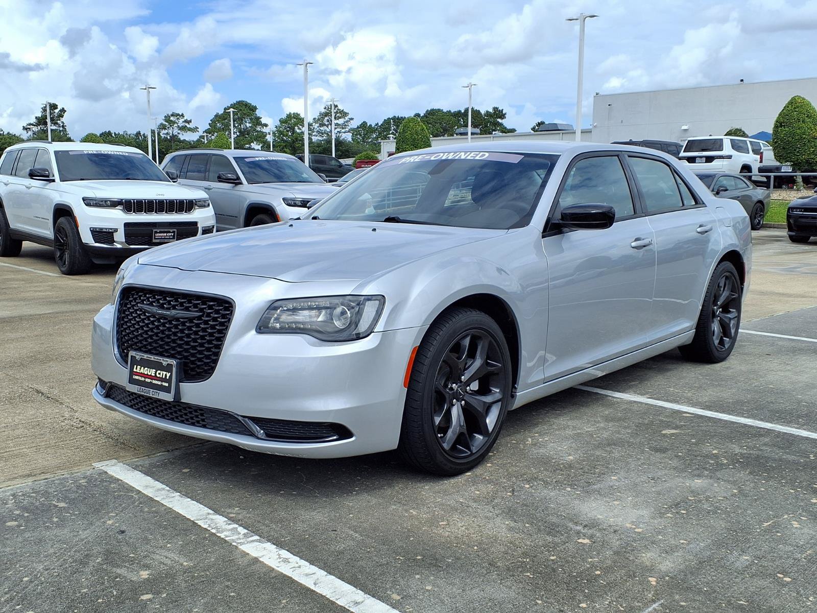Used 2023 Chrysler 300 Touring w/ Sport Appearance Package RWD image 3
