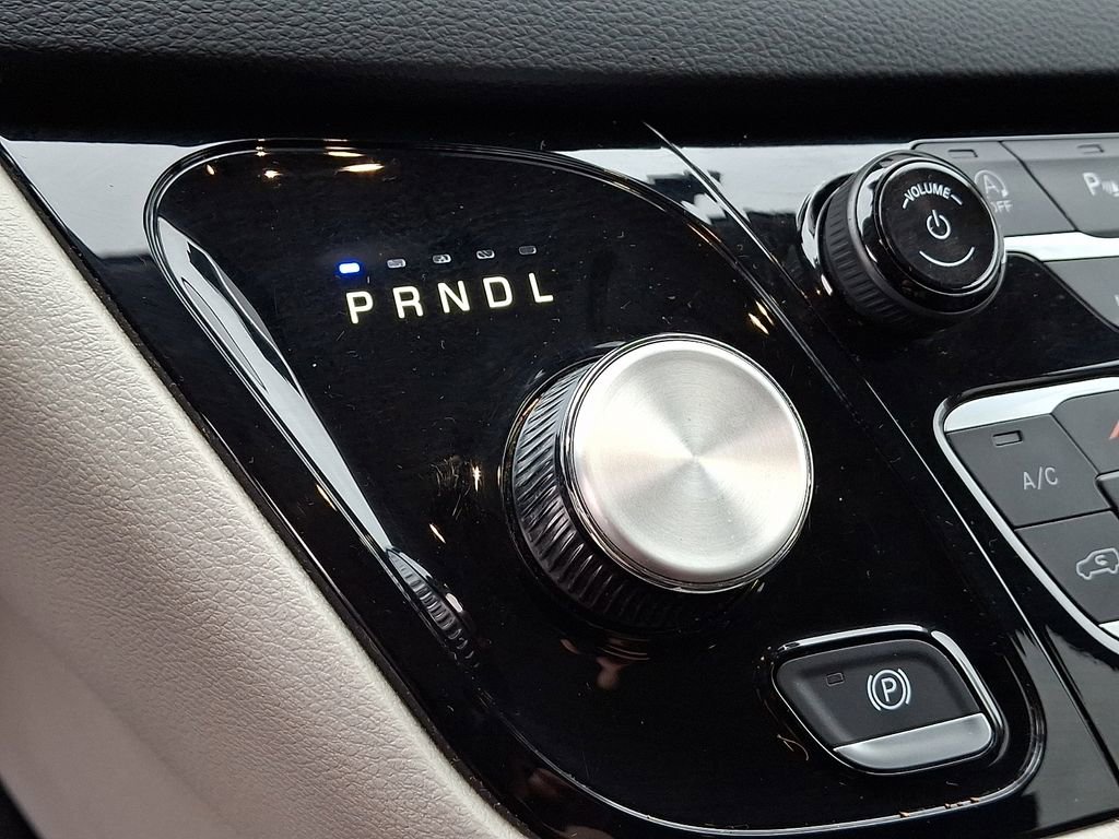 Used 2023 Chrysler Pacifica Touring-L image 17