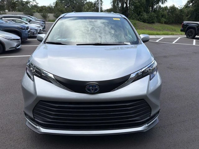 Used 2024 Toyota Sienna LE w/ LE Plus Package AWD/4WD image 6