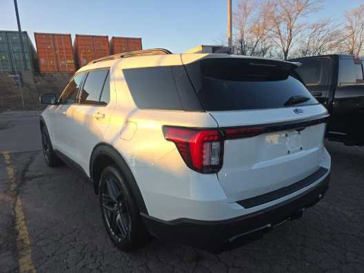 Used 2025 Ford Explorer ST-Line w/ Premium Package image 8