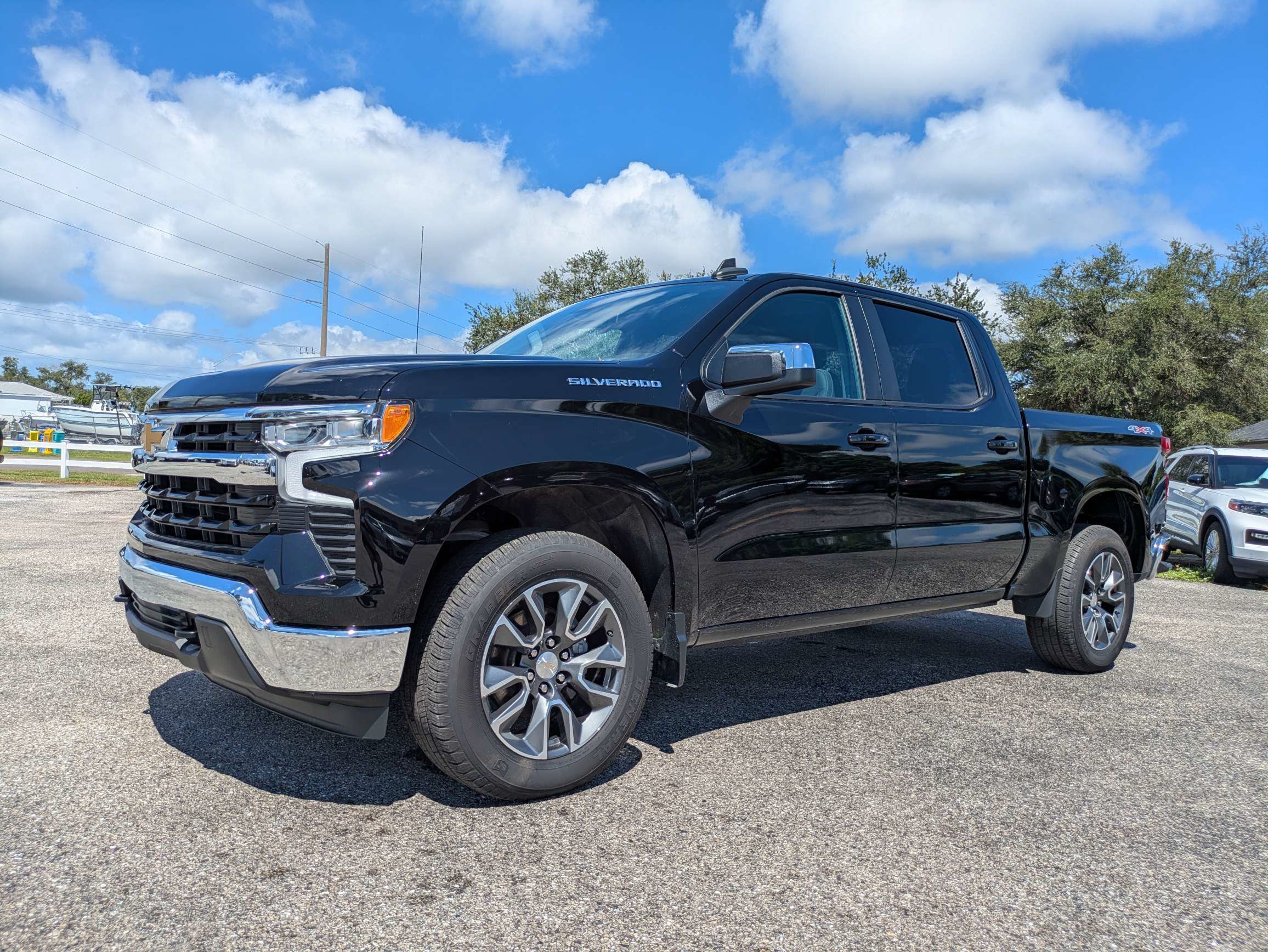 Used 2023 Chevrolet Silverado 1500 LT AWD/4WD image 8
