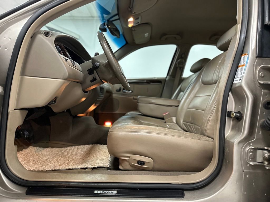 Used 2001 Lincoln Town Car Executive image 16