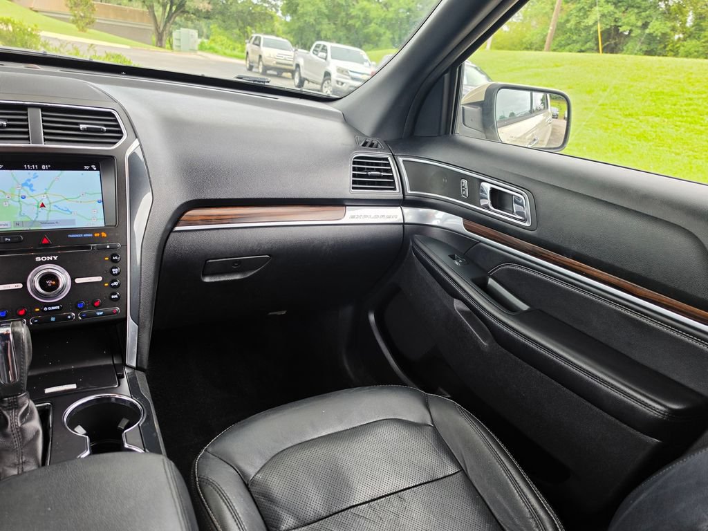 Used 2018 Ford Explorer Limited w/ Equipment Group 301A AWD/4WD image 17