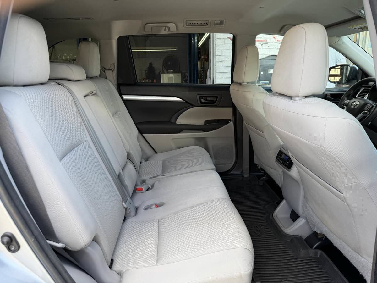 Used 2017 Toyota Highlander LE AWD/4WD image 11