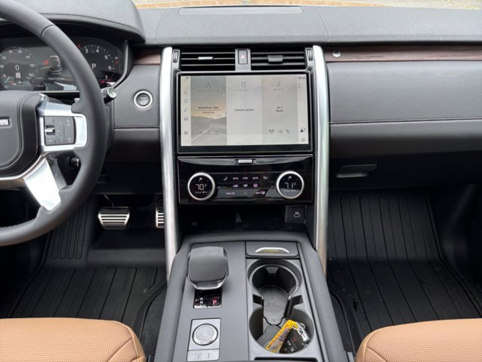 New 2025 Land Rover Discovery Dynamic SE image 14