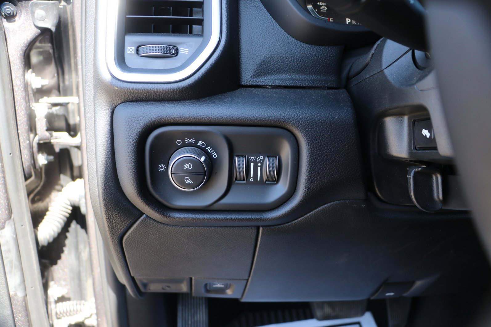 Used 2025 RAM 3500 Laramie AWD/4WD image 13