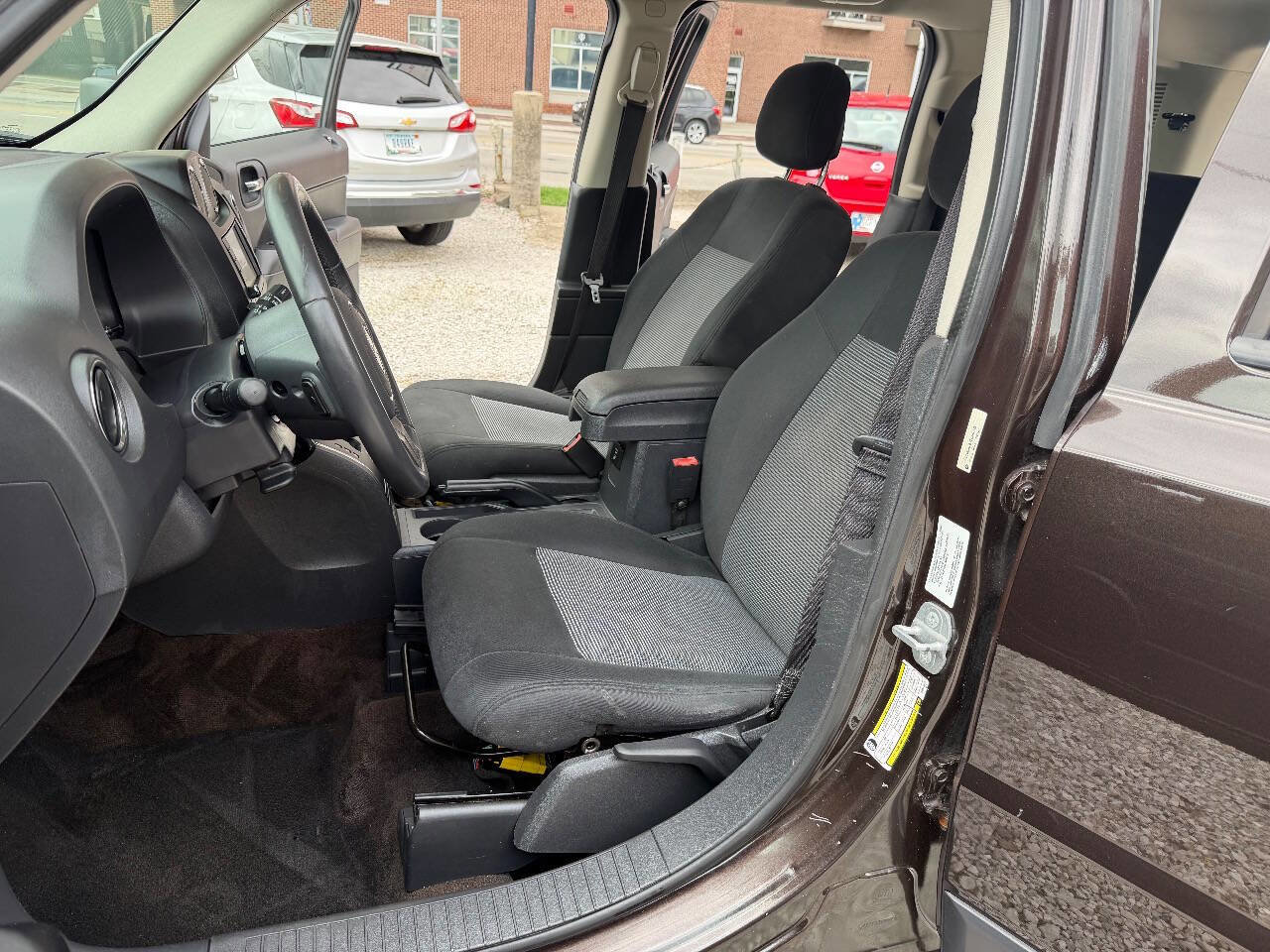 Used 2014 Jeep Patriot Latitude AWD/4WD image 11