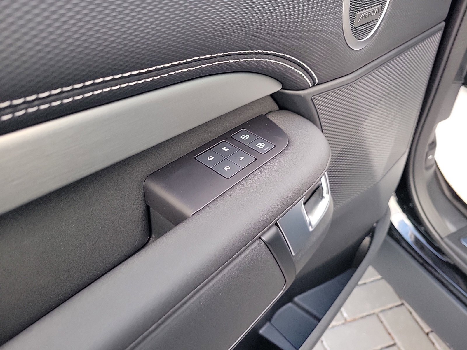 Used 2025 Land Rover Discovery Dynamic SE image 25