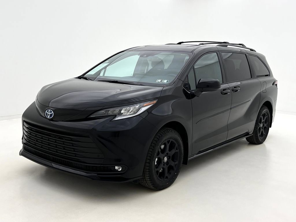 Used 2025 Toyota Sienna XLE Woodland Edition image 4