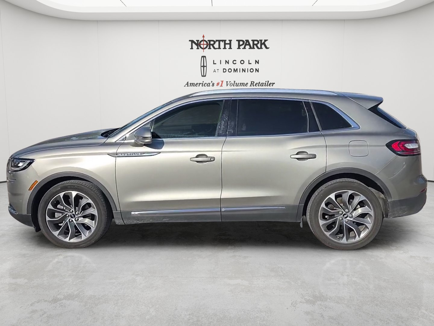 Used 2023 Lincoln Nautilus Reserve FWD image 2