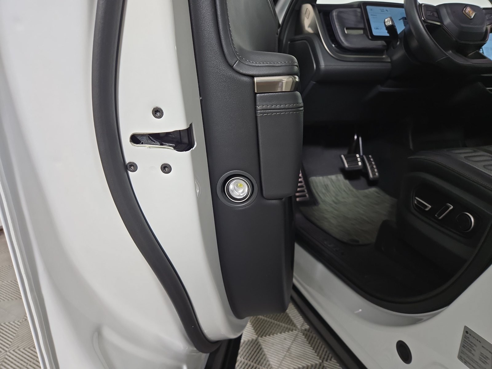 Used 2024 Rivian R1S Adventure Dual AWD/4WD image 32