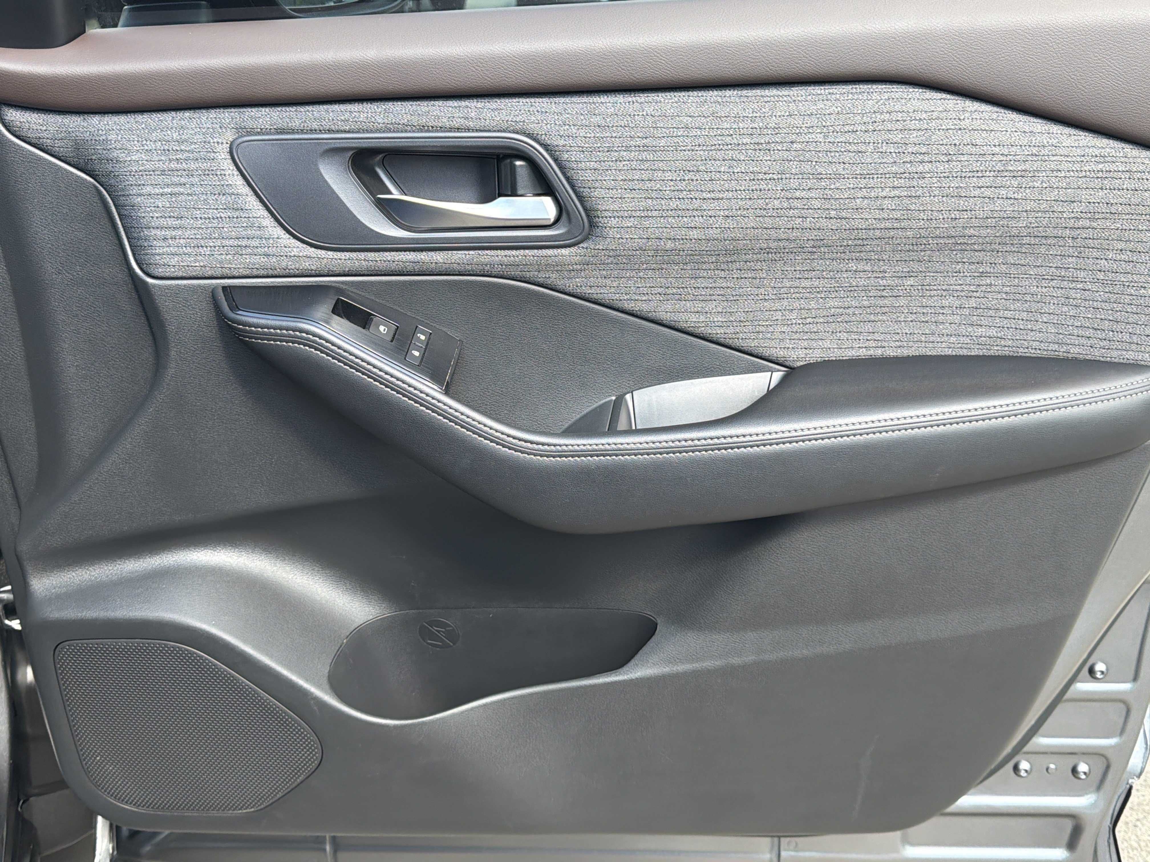 Used 2023 Nissan Rogue SV FWD image 14