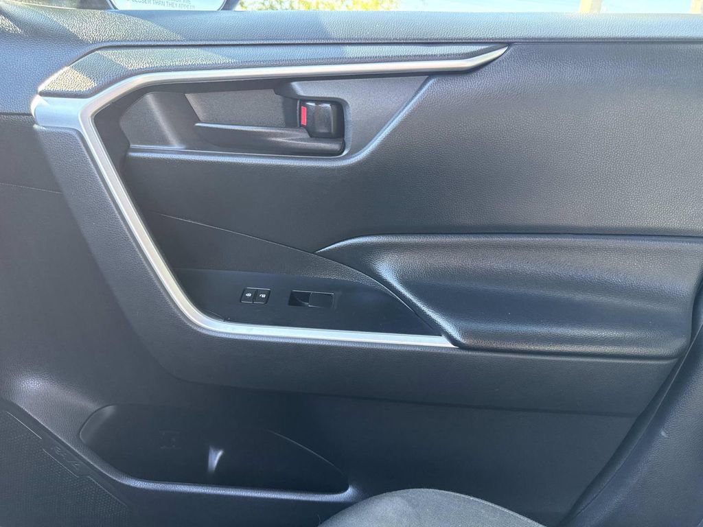 Used 2022 Toyota RAV4 LE image 22
