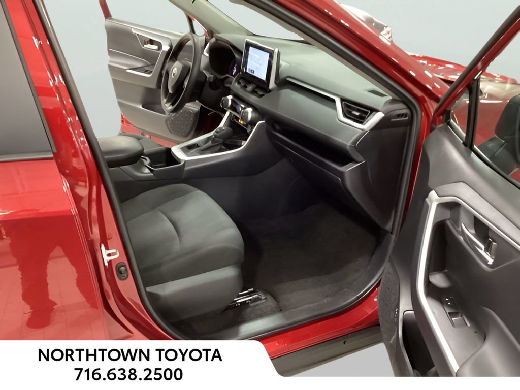 Used 2025 Toyota RAV4 XLE AWD/4WD image 11
