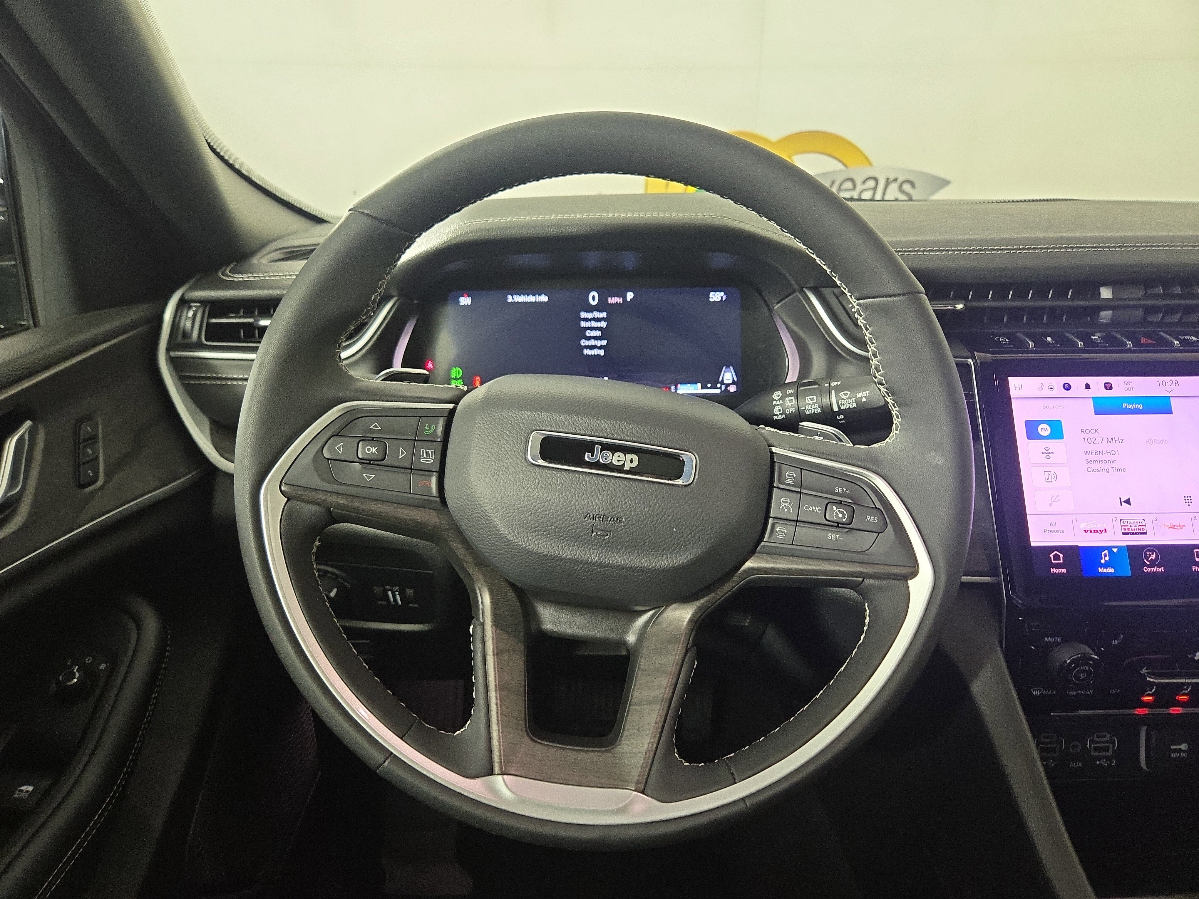 Used 2025 Jeep Grand Cherokee Limited w/ Black Appearance Package image 15