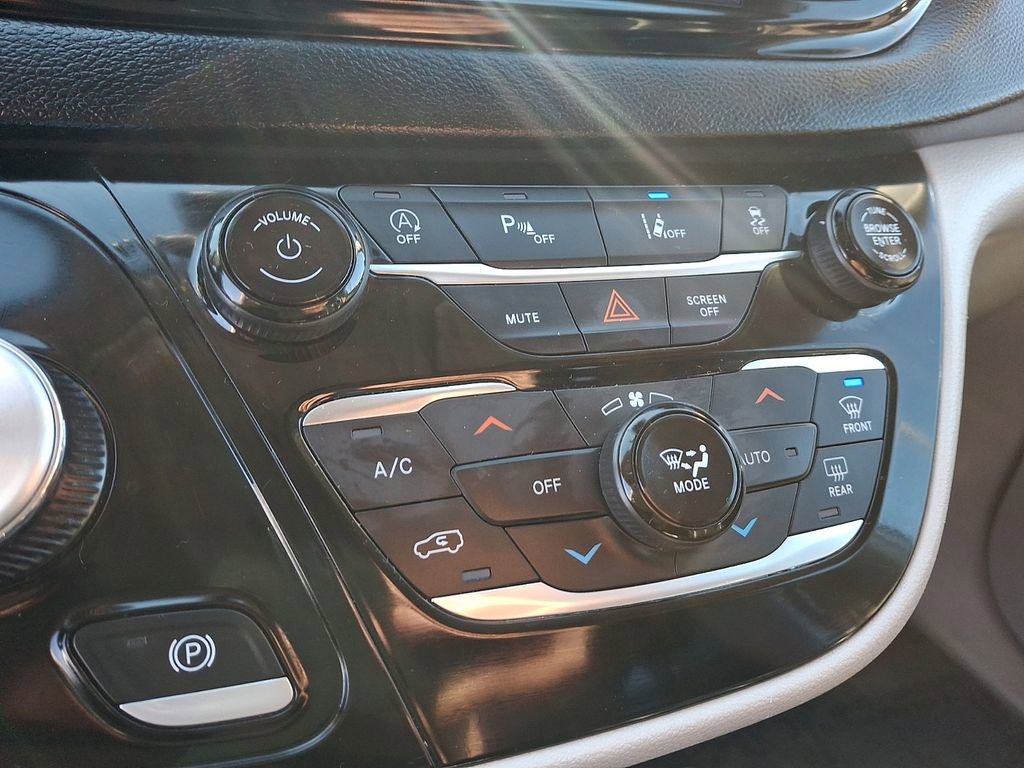 Used 2023 Chrysler Pacifica Touring-L image 18