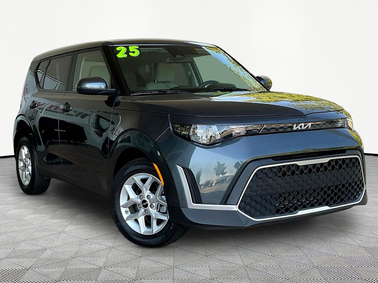 Used 2025 Kia Soul LX w/ LX Technology Package FWD image 3