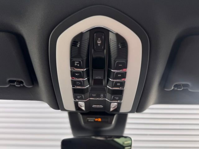 Certified 2025 Porsche Macan AWD/4WD image 25