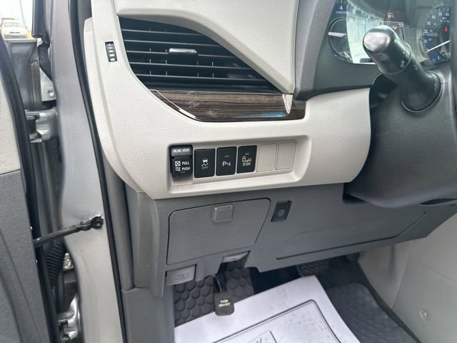 Used 2015 Toyota Sienna XLE w/ XLE Navigation Package FWD image 33
