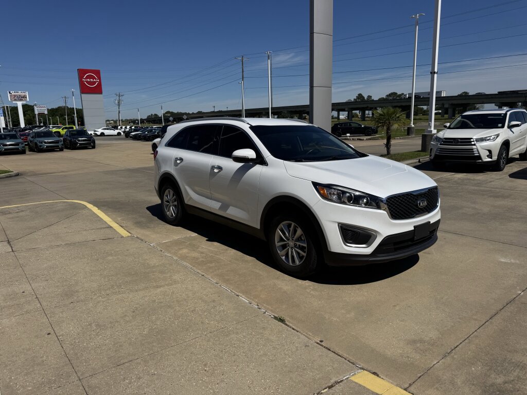 Used 2017 Kia Sorento LX w/ LX Convenience Package image 9