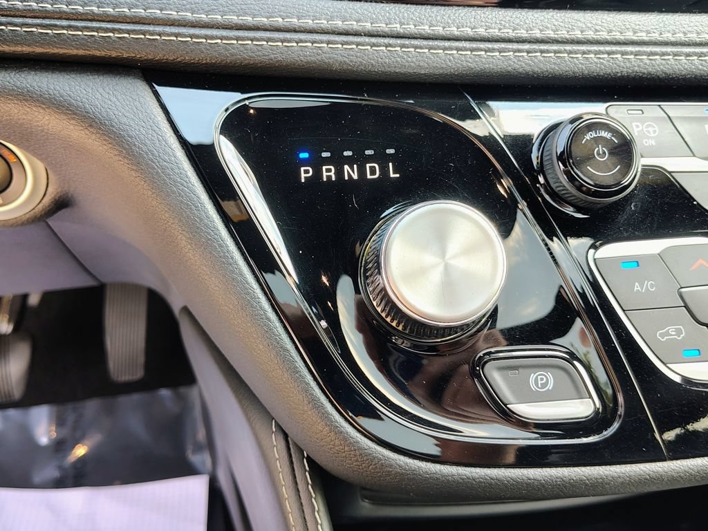 Used 2024 Chrysler Pacifica Premium FWD image 31