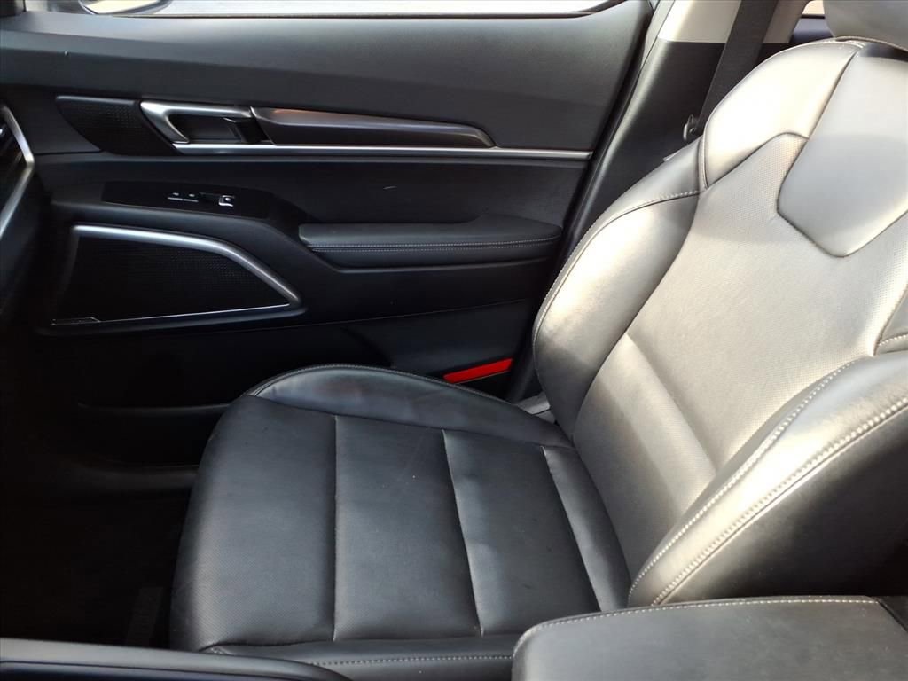Used 2023 Kia Telluride LX image 33