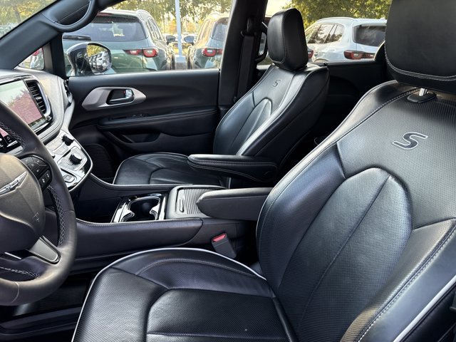 Used 2025 Chrysler Pacifica Limited FWD image 15
