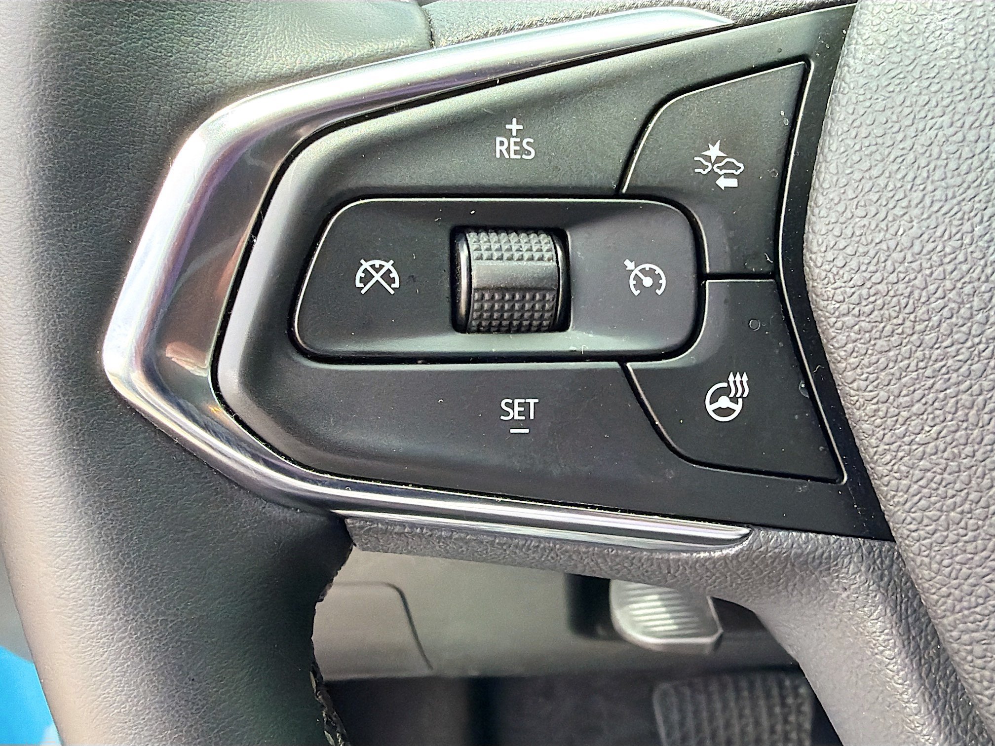 Used 2025 Chevrolet Trax LT w/ LT Convenience Package FWD image 35
