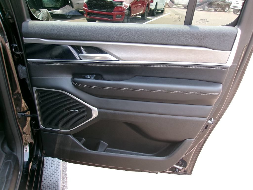 Certified 2024 Jeep Wagoneer L Series II AWD/4WD image 9