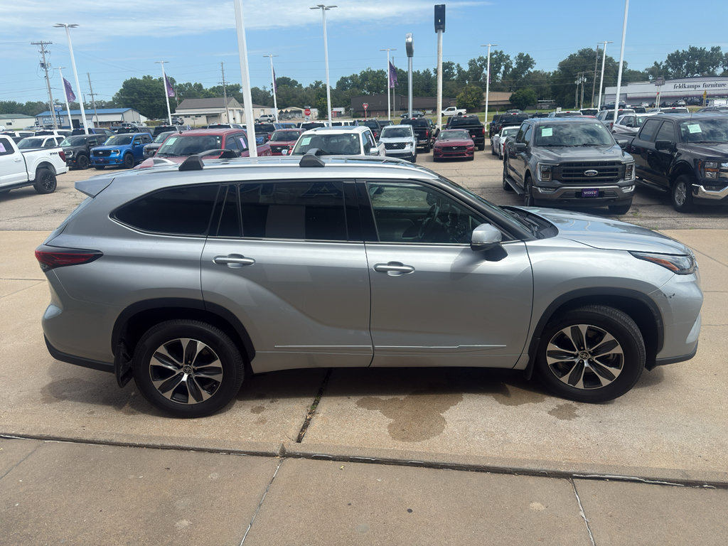 Used 2022 Toyota Highlander XLE AWD/4WD image 5