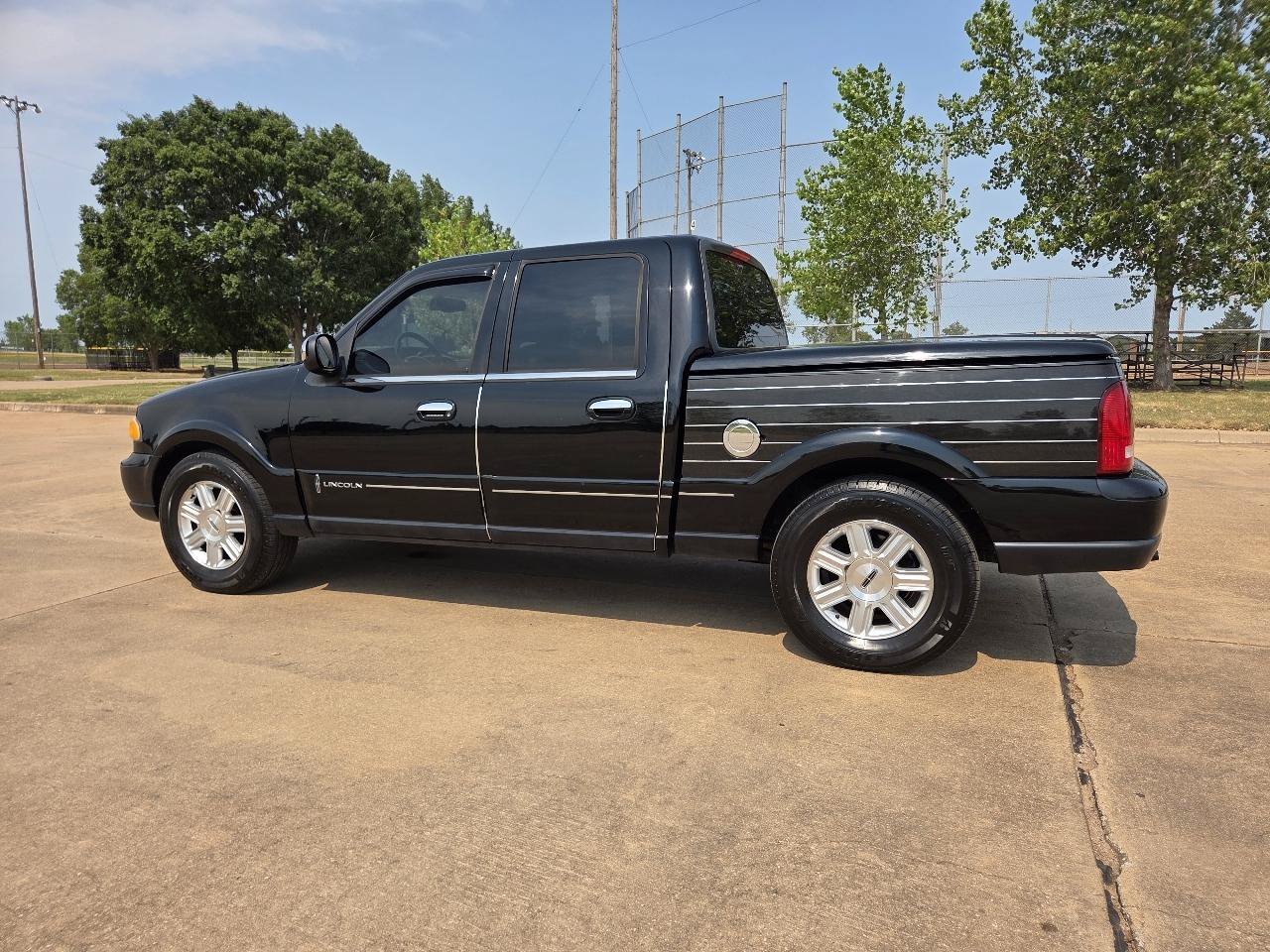 Used 2002 Lincoln Blackwood RWD image 5