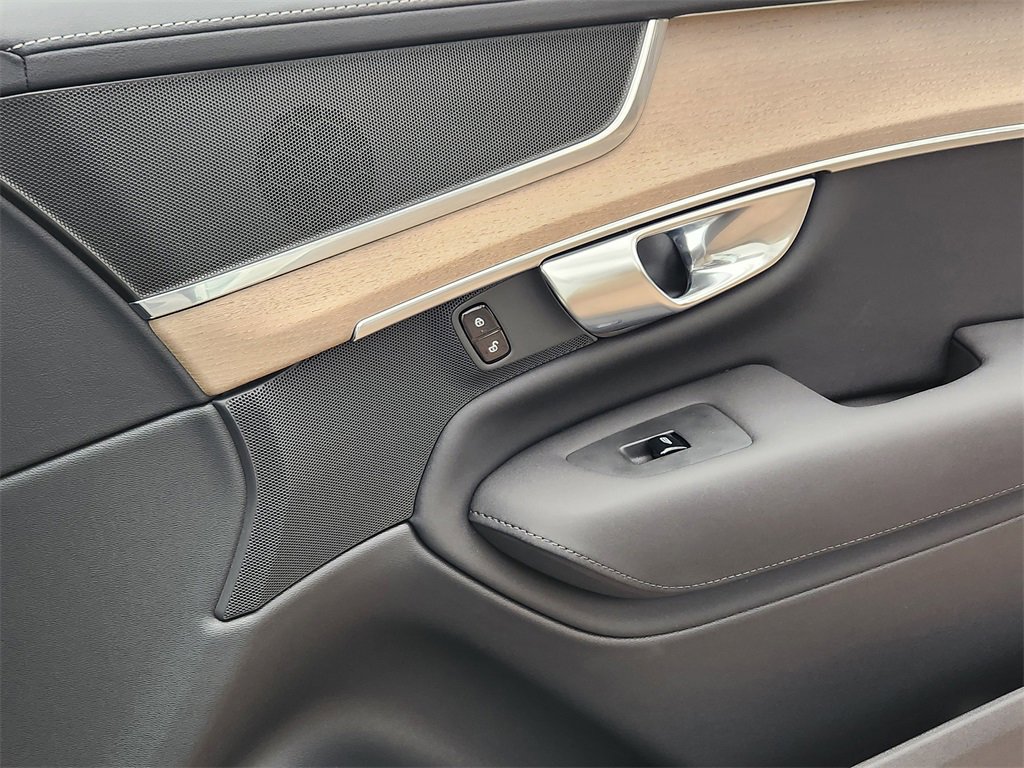 Used 2025 Volvo XC90 B6 Core w/ Protection Package Premier image 20