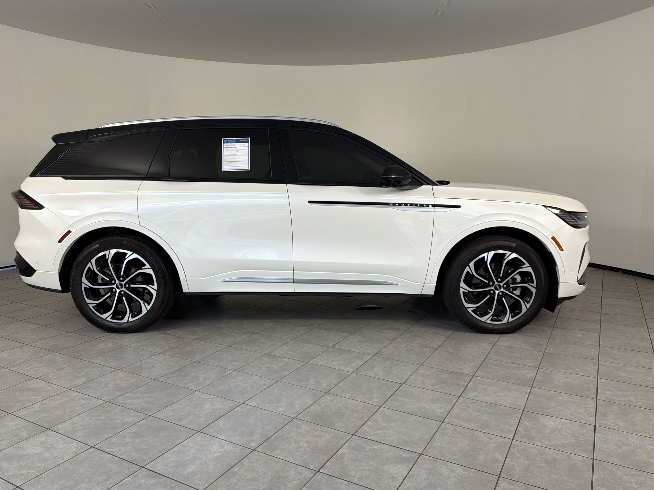 Used 2024 Lincoln Nautilus Reserve w/ Equipment Group 202A AWD/4WD image 8