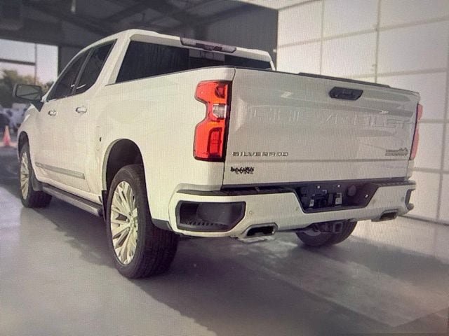 Used 2023 Chevrolet Silverado 1500 High Country w/ Technology Package AWD/4WD image 4