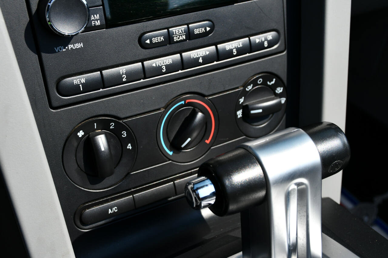 Used 2009 Ford Mustang Convertible image 23