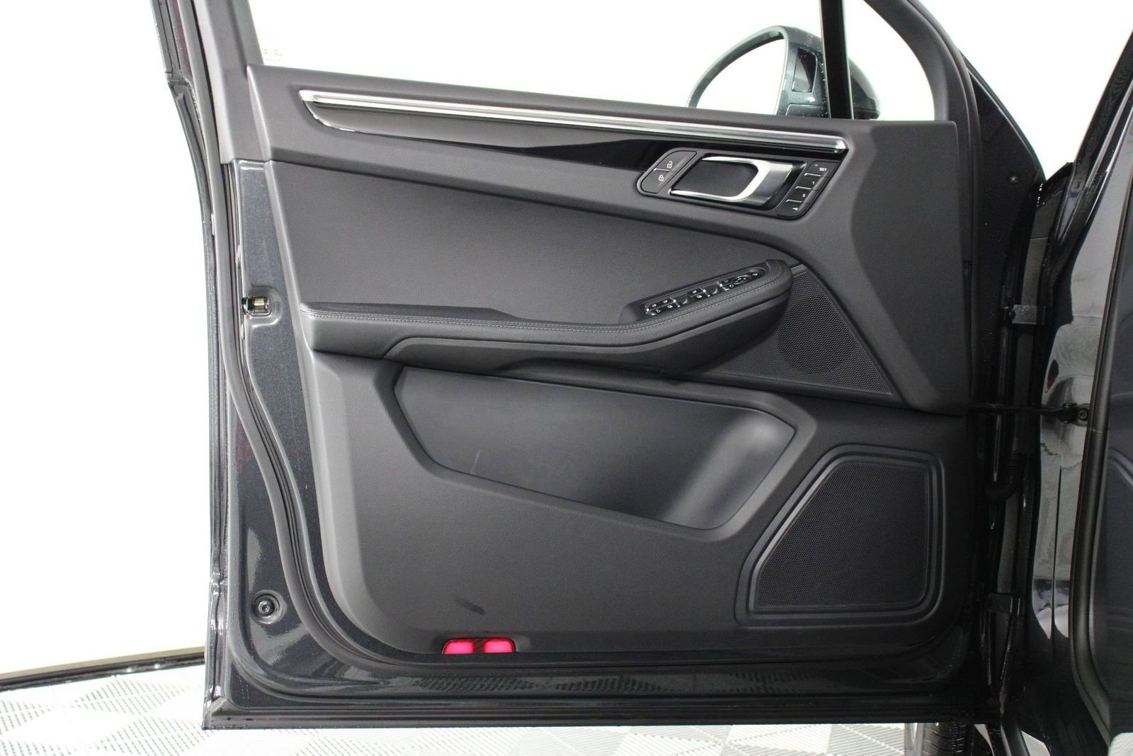 Certified 2025 Porsche Macan image 20