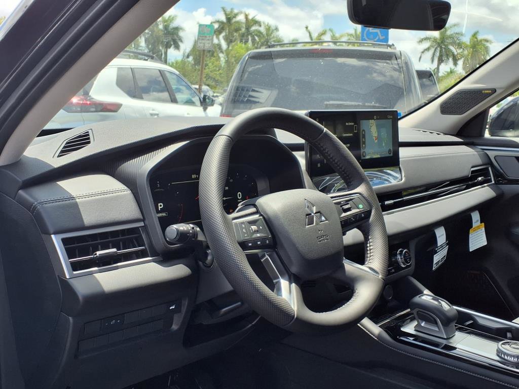 New 2025 Mitsubishi Outlander SE image 6