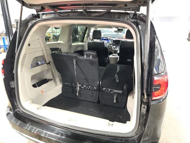 Used 2023 Chrysler Pacifica Touring-L FWD image 11